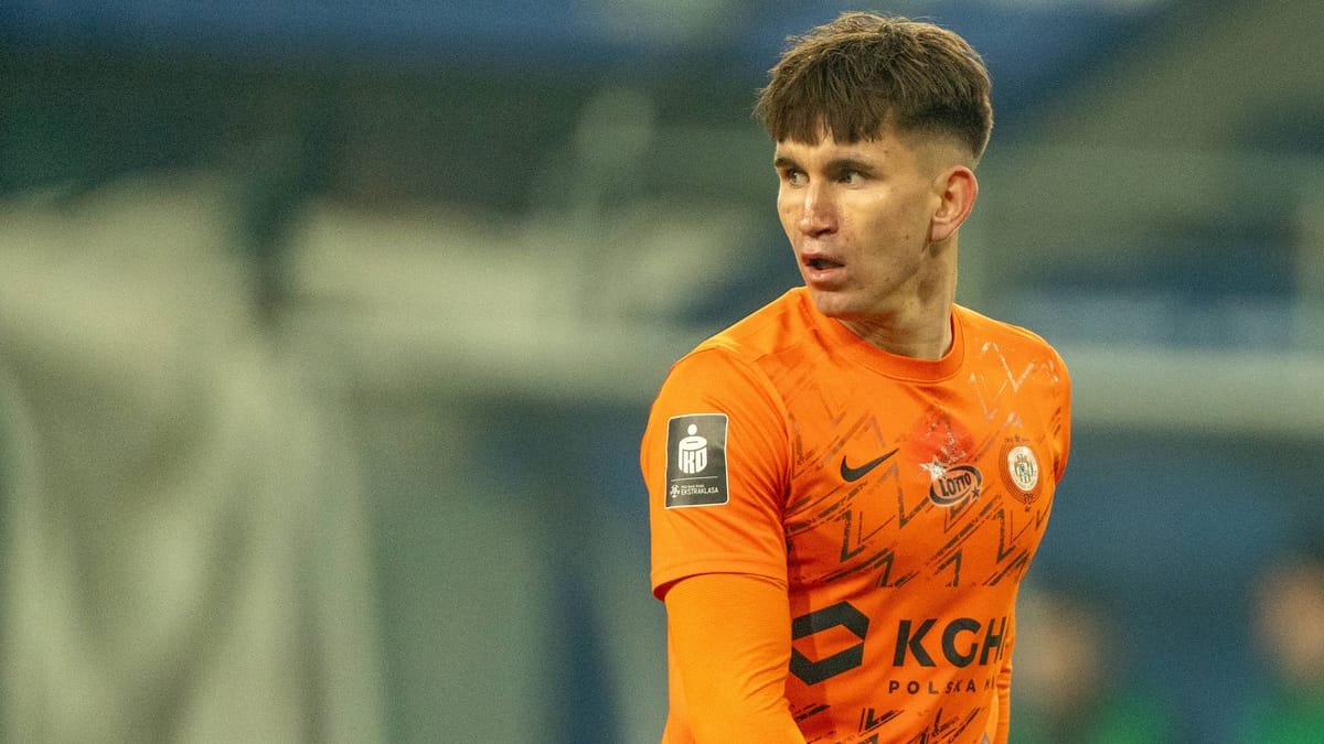 bvbnewsblog's tweet photo. 🚨🇵🇱 Marcel Reguła is one step away from joining Borussia Dortmund! The Germans have agreed the terms of the transfer with Zagłębie Lubin and the player.

BVB are responding to Giannis Konstantelias’s serious injury. The transfer is not yet 100 per cent certain, but it is very close. The Germans are weighing up their options. A decision is expected within the next few hours.

🗞 @wlodar85 

#BVB