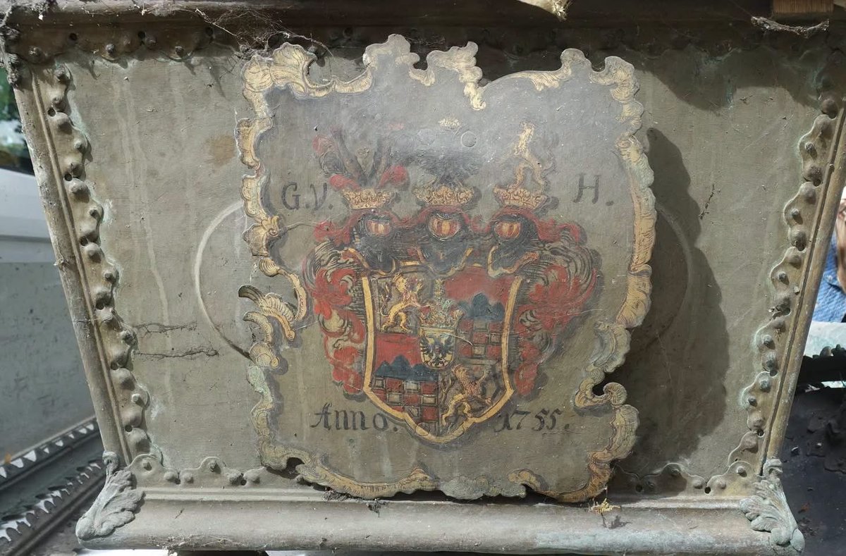 Zamek_Ksiaz's tweet photo. ⚜️ NIEZWYKŁE ODKRYCIE W ŚWIEBODZICACH!
W grobowcu rodziny von Kramsta odkryto sarkofagi i trumny Hochbergów – dawnych panów na Zamku Książ 🏰
To wyjątkowe znalezisko może rzucić nowe światło na historię jednego z najpotężniejszych śląskich rodów!
#Świebodzice #Książ #Hochberg https://t.co/gJcqKDSWHK
