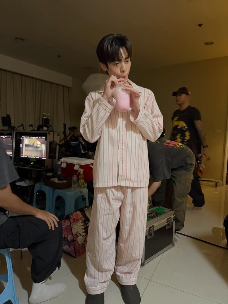 ffichita's tweet photo. ชีวิตนี้กุแค่ได้มองดูเคะยืนพุงเต่งไปวัน ๆ  ก็สุขใจละ เอ็นดูวะ ไม่แปลกใจเลยที่แฟนพ่กชีจะชอบหวง เปนนี่อุ้มกลับบ้านละ https://t.co/F2rgfJrP1c