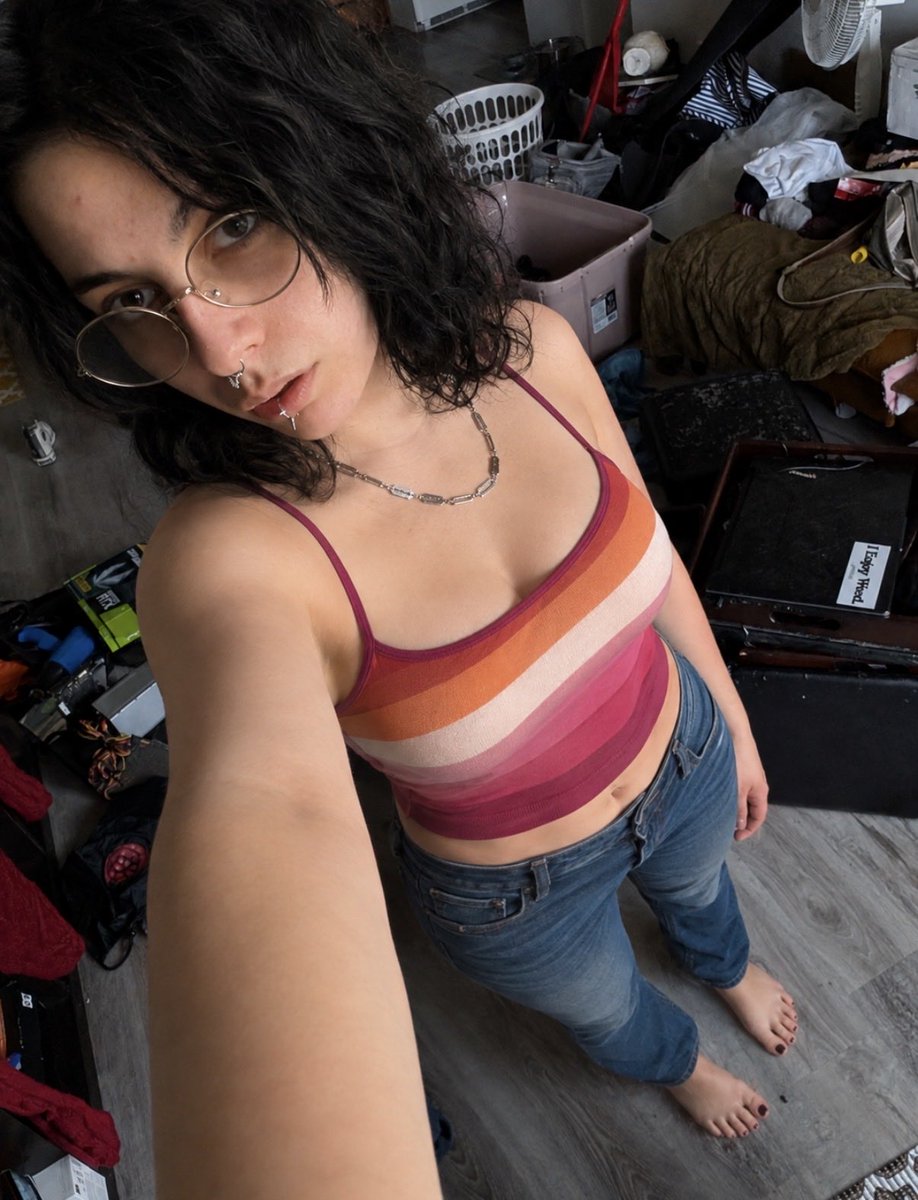 BuggyStars223's tweet photo. ❤️🧡🤍🩷💜 new pride top hehe 😘🥰 #lesbian #blacked #cute #BNWO https://t.co/hxseKQZX0c