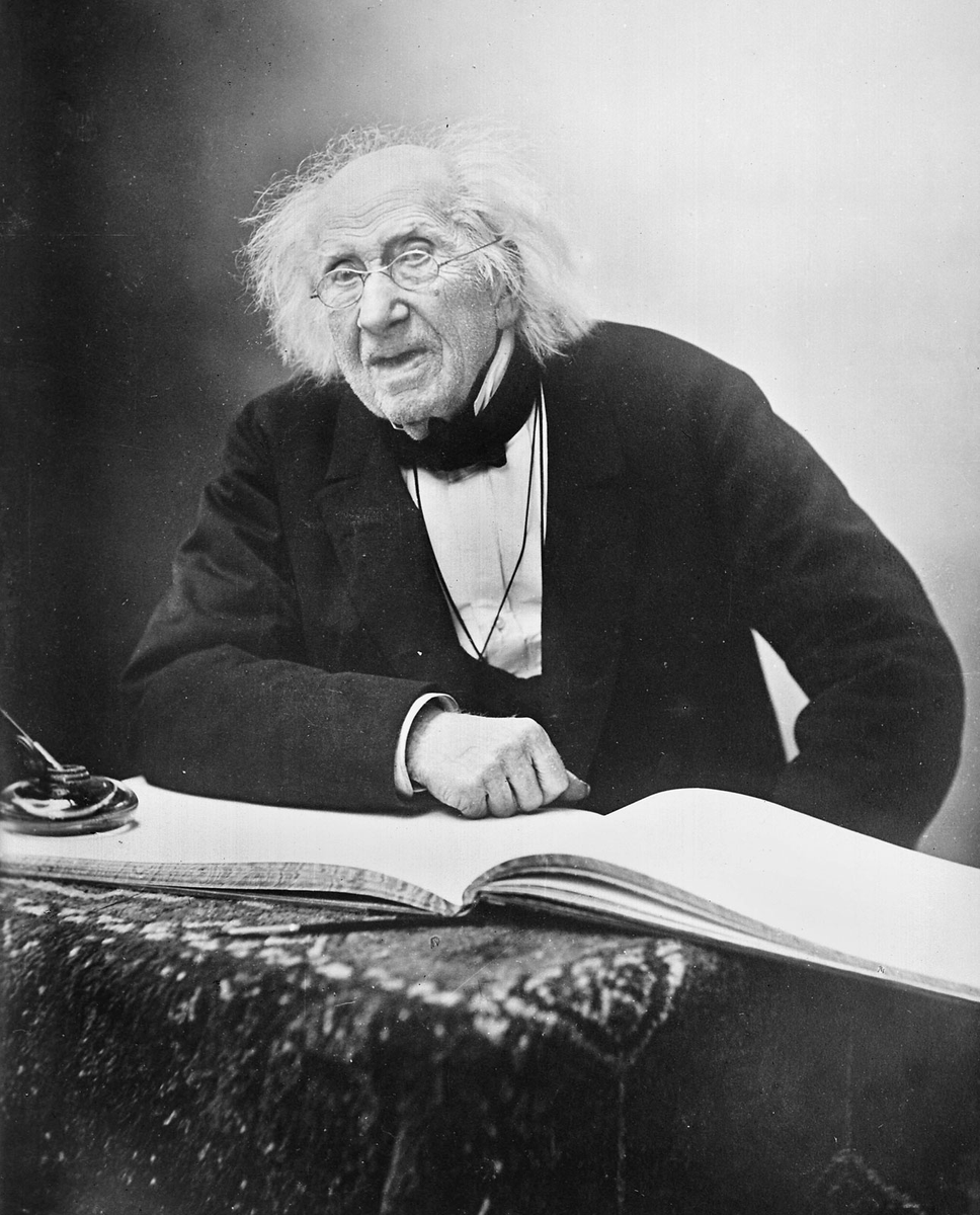 CeJourHistoire's tweet photo. Le jour de ses 100 ans, la France entière a fêté l'anniversaire d'un chimiste comme une fête nationale, et la reine Victoria lui a envoyé ses félicitations.

Il est né sous le règne de Louis XVI. Il mourra l'année de la tour Eiffel.

Cet homme, c'est Eugène Chevreul, né à Angers en 1786.

On lui doit une chose que presque tout le monde a eue chez soi. En perçant le secret des graisses, il met au point une bougie qui ne fume pas et ne coule presque plus, la bougie stéarique, qui a éclairé les foyers de tout le XIXe siècle.

Son autre découverte, on la voit encore dans les musées. Chevreul comprend que 2 couleurs placées côte à côte se modifient l'une l'autre.

Directeur des teintures des Gobelins, la manufacture qui tissait les tapisseries de l'État, il en tire une loi, publiée en 1839. Les peintres s'en emparent.

C'est sur elle que des artistes comme Seurat bâtiront leur peinture par petites touches de couleurs pures, posées l'une près de l'autre pour que l'œil les mélange à distance. Van Gogh, lui aussi, jouera de ces contrastes.

Chevreul, lui, continue de travailler, et de vieillir.

En 1886, l'année de ses 100 ans, le photographe Nadar vient l'interroger et le prend en photo tout au long de l'entretien. On tient là ce que beaucoup considèrent comme la première interview illustrée de photographies de l'histoire.

Il meurt 3 ans plus tard, à 102 ans, encore attaché au Muséum d'histoire naturelle de Paris.

Peu de gens connaissent son nom aujourd'hui. Presque tout le monde a vécu avec ses découvertes.