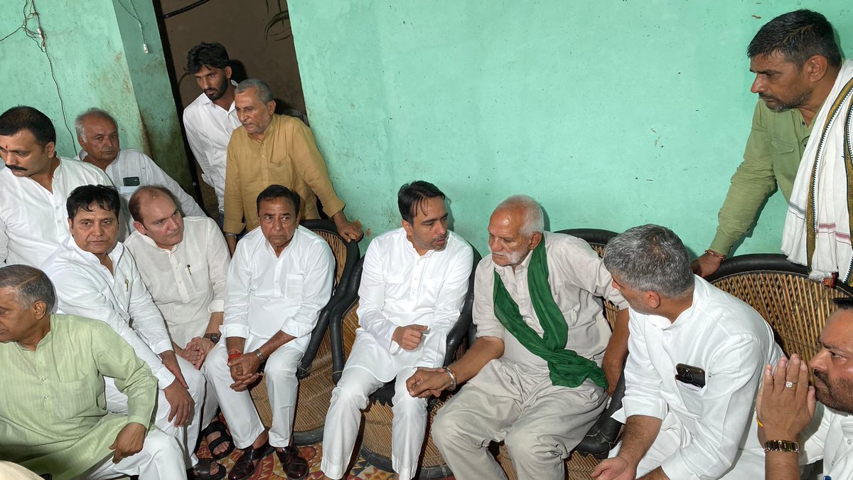 AshrafAliKhan__'s tweet photo. अपने तो अपने होते हैं।

@RLDparty के राष्ट्रीय अध्यक्ष एवं केंद्रीय मंत्री माननीय @jayantrld जी आज ग्राम बंतीखेड़ा पहुंचकर दिवंगत हरियाणवी कलाकार अंकित बालियान के शोकाकुल परिजनों से मिले।
दुख की इस घड़ी में परिवार स्वयं को अकेला न समझे सब की संवेदनाएं आपके साथ है।

#AnkitBaliyan https://t.co/GGKkDw0Q75