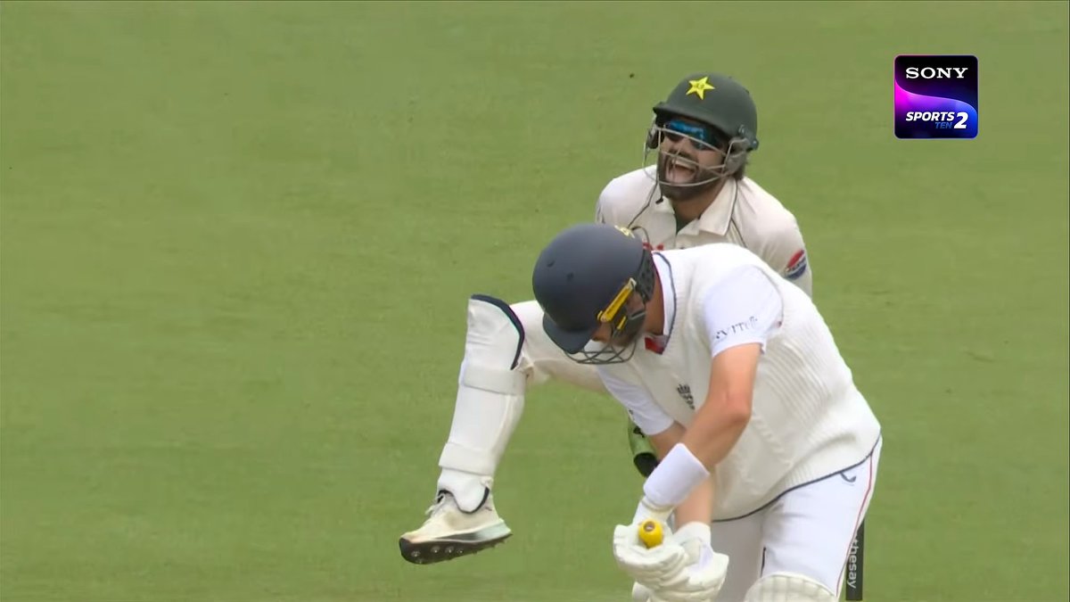 raagwasgood's tweet photo. The catch by #Rizwan, off #Abbas, in the #ENGvsPAK #Test at the #Lord's has to be ONE OF THE BEST CATCHES in #Cricket, this year.
Reminded me so much of #NayanMongia's take, off #Kumble, scalping Azhar Mahmood at the #CWC99. https://t.co/F7BR4iFBV6