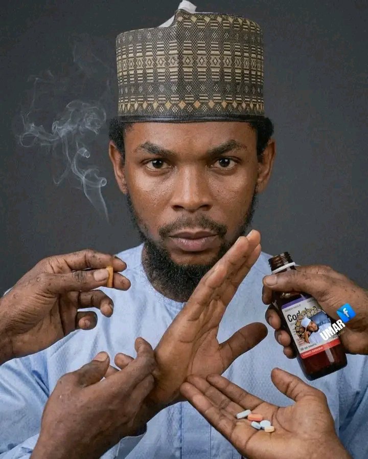 Muhammad_Ashirr's tweet photo. RUBUTUN ZAI YI ZAFI AMMA KU KARƁA DA HAƘURI...

Ina matasan da suke tsaka da fafutukar rayuwa amma suka tsunduma cikin:

1. Shaye-shaye

2. Caca (Betting) da neman kudin gaggawa

3. Bin matan banza (Zina)

4. Neman kuɗin haram ko damfara

5. Kallon batsa da Istimna'i

Ku yi haƙuri, ba wai ina yin wannan rubutun don in ci mutuncinku, in zage ku, in nuna gazawarku, ko don in nuna ni cikakken mutum ne da baya kuskure ba.

Ina yin wannan rubutun ne domin in fahimtar da ku wasu sirrika guda biyar (5) da duniya ta jima tana ɓoye muku... don haka ku ɗauke shi a matsayin wani saƙo mai matuƙar muhimmanci daga wani ɗan'uwanku wanda ya damu da damuwarku:

1. Ba Daɗi Kuke Ji Ba, Guduwa Kuke Yi daga Gaskiya: Duk waɗannan abubuwan da kuke yi ba jin daɗin rayuwa ba ne; zallan guduwa ne daga fuskantar ainihin matsalolinku. Shaye-shaye ko caca suna ba ka gajeriyar natsuwa na 'yan sa'o'i, amma idan ka dawo hayyacinka, talaucinka da matsalarka suna nan a inda ka bar su, har ma sun ƙara girma.

2. Karya Ƙarfin Gwiwar Ɗa Namiji:
Zina, kallon batsa, da istimna'i suna yi wa zuciyar ɗa namiji mummunan kisan gilla a ɓoye. Suna kashe maka kwarjini, su rage maka kaifin basira, sannan su sa ka riƙa kallon kanka a matsayin wanda bai da amfani. Namiji mai waɗannan ɗabi'un baya iya tsayawa gaban maza ya nemi na halak da karfin gwiwa.

3. Ɓatan Basira Da Kullewar hankali:
Duk lokacin da ka saɓa wa Allah ta hanyar neman haramun, ba wai kuɗi kake tarawa ba, rufe ƙofofin albarkarka kake yi. Za ka ga kana samun kuɗin amma baka san ta inda suke fita ba. Ƙarshe ka koma kuka kana cewa an yi maka asiri, alhalin asirinka ayyukanka.

4. Yaƙi Da Makomarka Da Iyalinka Na Gobe:
A daidai lokacin da kake ganin kanka a matsayin Wanda ya waye, a zahiri duniya kallon wawa take yi maka. Ranar da ka tashi neman auren mace ta gari don ka gina zuri'a mai kyau, zaka gane cewa babu mai hankalin da zai damƙa amanar 'yarsa a hannun mai shaye-shaye ko ɗan caca.

5. Tabbas Akwai Jarrabawa... Amma Akwai Mafita: Mun san rayuwa tana da zafi, talauci yana sa aikata abubhwa da yawa, kuma ƙuruciya tana da ruɗi. Tabbas jarrabawa ce babba, Amma mafita bata cikin saɓa wa Mahaliccinka. Ka tuna cewa Allah Yana karɓar tuba koda zunubanka sun cika sararin samaniya.

Abin da ake buƙata kawai shi ne ka yanke hukunci a yau, ka fuskanci matsalolinka na zahiri kamar namiji, kuma ka roƙi gafararSa.

Copied...✍️