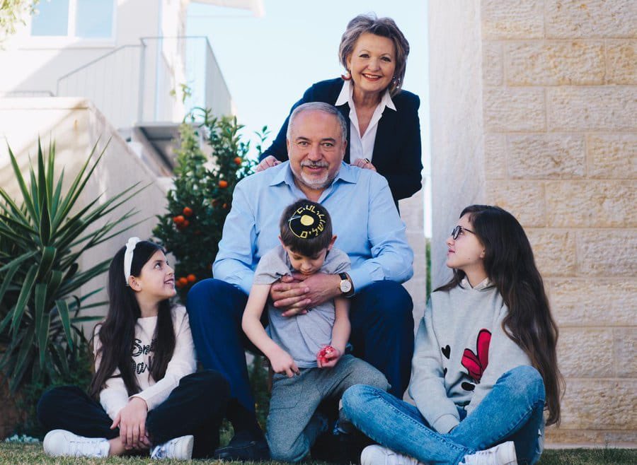 AvigdorLiberman's tweet photo. ילדי ישראל ונכדיי היקרים, אני מאחל לכולכ�� שנת לימודים מוצלחת.

כאבא וכסבא, אני יודע דבר אחד ברור: אתם העתיד של מדינת ישראל! 
בעוד כמה שנים אתם תהיו אלה שיובילו אותה, יגנו עליה, יבנו אותה וייקחו אותה קדימה. התפקיד שלי הוא לוודא שתקבלו היום את הכלים להצליח מחר!

בממשלה הבאה נמשיך את הדרך שהתחלתי כשר האוצר: מערכת החינוך בישראל תחנך למצוינות, לציונות, לאחריות ולעצמאות, וכל מוסד חינוכי יהיה מחויב ללמד לימודי ליבה ולהכין את תלמידיו לחיים.

הכלל יהיה פשוט וברור: מוסד שלא מלמד לימודי ליבה ולא נותן לילדים את הכלים להשתלב, להתפרנס ולהצליח בעתיד - לא יקבל שקל מהמדינה.