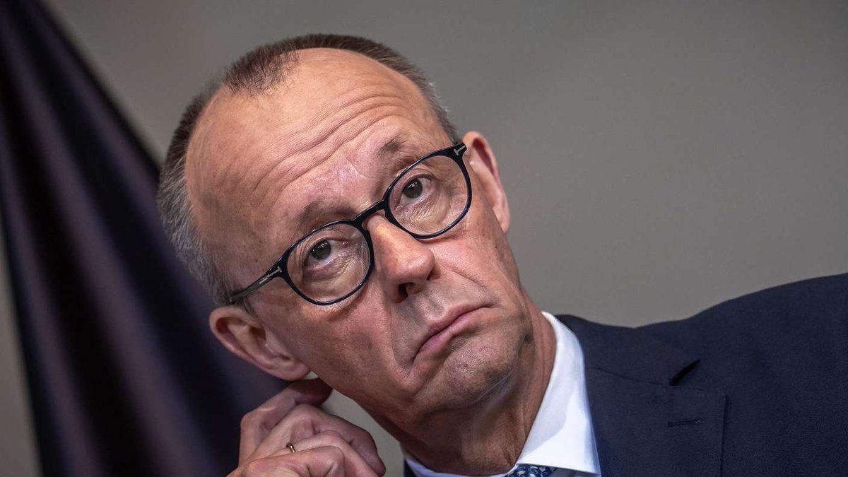 bundeskolerika's tweet photo. Hallo @bundeskanzler @_FriedrichMerz.

Vorsorglich, falls du noch andere Bevölkerungsgruppen als Nutznießer (wie im Gesundheitssystem dessen Beschäftigte) beleidigen willst, möchte ich dir mitteilen:

Ich bin lieber ein #Nutznießer als ein politischer #Nichtsnutz. https://t.co/1OkJsje2oD
