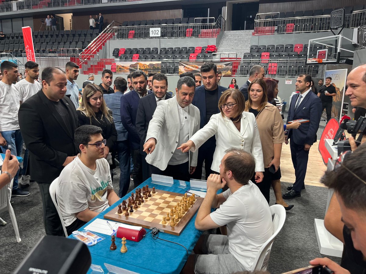 avyaseminkaraca's tweet photo. 📍 Kamil Ocak Spor Salonu

♟️ Gazi Open Uluslararası Açık Satranç Turnuvası’nın açılış törenine; Gaziantep Milletvekilimiz Sayın Bünyamin Bozgeyik, Gaziantep Büyükşehir Belediye Başkanımız Sayın Fatma Şahin, Şahinbey Gençlik Kolları Başkanımız Sayın Muhammet İkram Arslan Şehitkamil Kadın Kolları Başkanımız ve Şehitkamil Gençlik Kolları Başkanımız Sayın Yakup Beşe ile katılım sağladık.

Dünyanın ve ülkemizin farklı şehirlerinden sporcuları Gaziantep’te buluşturan bu büyük organizasyona  katkı sunan, şehrimizi sporun, kültürün ve gençliğin merkezi haline getiren Gaziantep Büyükşehir Belediye Başkanımız Sayın Fatma Şahin’e teşekkür ediyor, turnuvaya katılan tüm sporcularımıza başarılar diliyoruz.

@tugbaisikercan 
@tulaykaynarca
@deryabakbak27  
@BBozgeyik_27 
@FatmaSahin 
@avdilanensari  
@ismailguler027
@umutymz
@bese_yakup
@mikramarslan