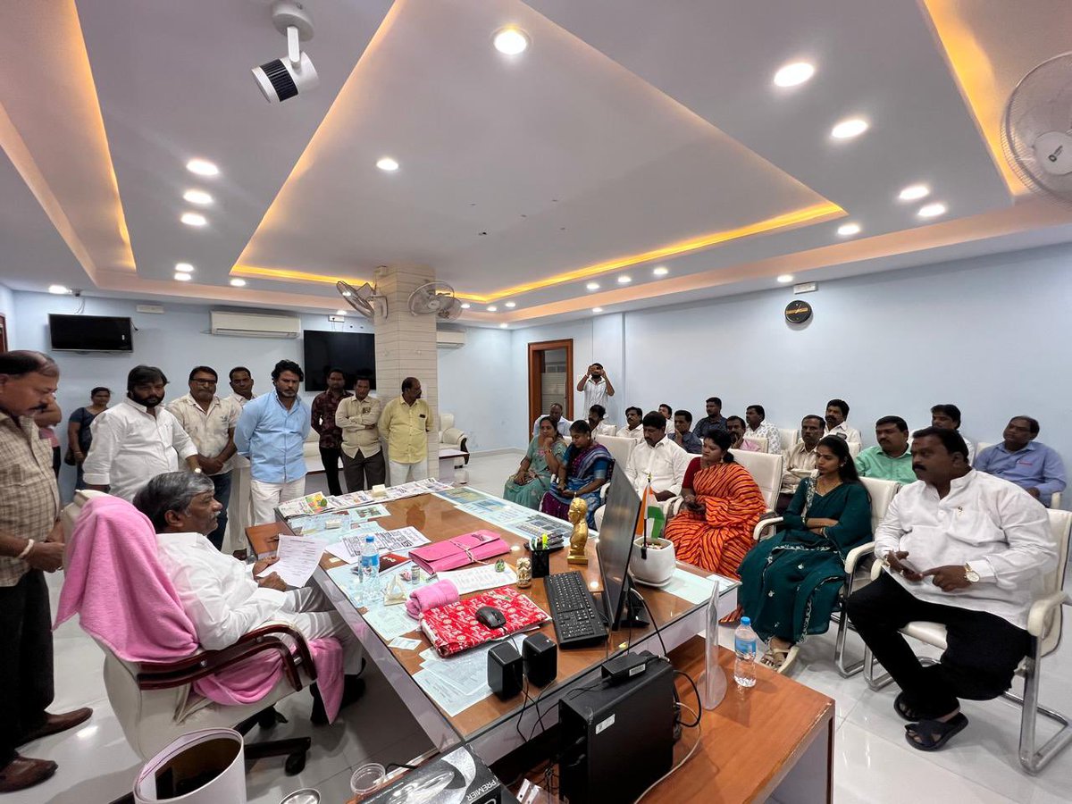 KandiShailaja's tweet photo. ఎమ్మెల్యే క్యాంపు కార్యాలయం సీతాఫల్మండి లో ఎమ్మెల్యే పద్మారావు గారి సమావేశం లో పాల్గొనడం జరిగింది.వెయ్యి రోజుల  విఫల కాంగ్రెస్ ప్రభుత్వ పాలన పై నిరసన కార్యక్రమాలు సెప్టెంబర్ 2వ తేదీ నుంచి 7వ తేదీ వరకు సికింద్రాబాద్ బీఆర్‌ఎస్ పార్టీ ఆధ్వర్యంలో చేపట్టటం జరుగుతుంది. https://t.co/bCwDvpRLyr