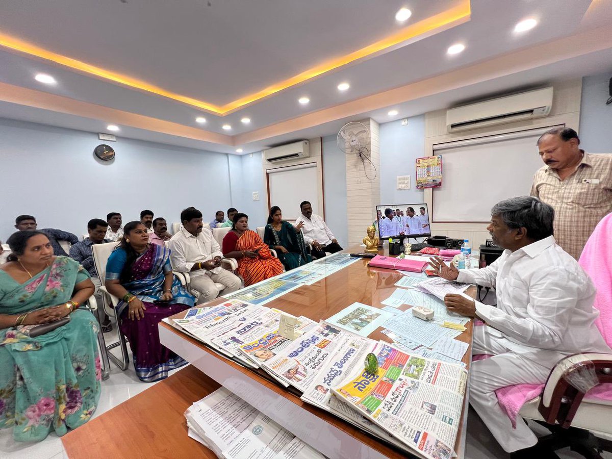 KandiShailaja's tweet photo. ఎమ్మెల్యే క్యాంపు కార్యాలయం సీతాఫల్మండి లో ఎమ్మెల్యే పద్మారావు గారి సమావేశం లో పాల్గొనడం జరిగింది.వెయ్యి రోజుల  విఫల కాంగ్రెస్ ప్రభుత్వ పాలన పై నిరసన కార్యక్రమాలు సెప్టెంబర్ 2వ తేదీ నుంచి 7వ తేదీ వరకు సికింద్రాబాద్ బీఆర్‌ఎస్ పార్టీ ఆధ్వర్యంలో చేపట్టటం జరుగుతుంది. https://t.co/bCwDvpRLyr