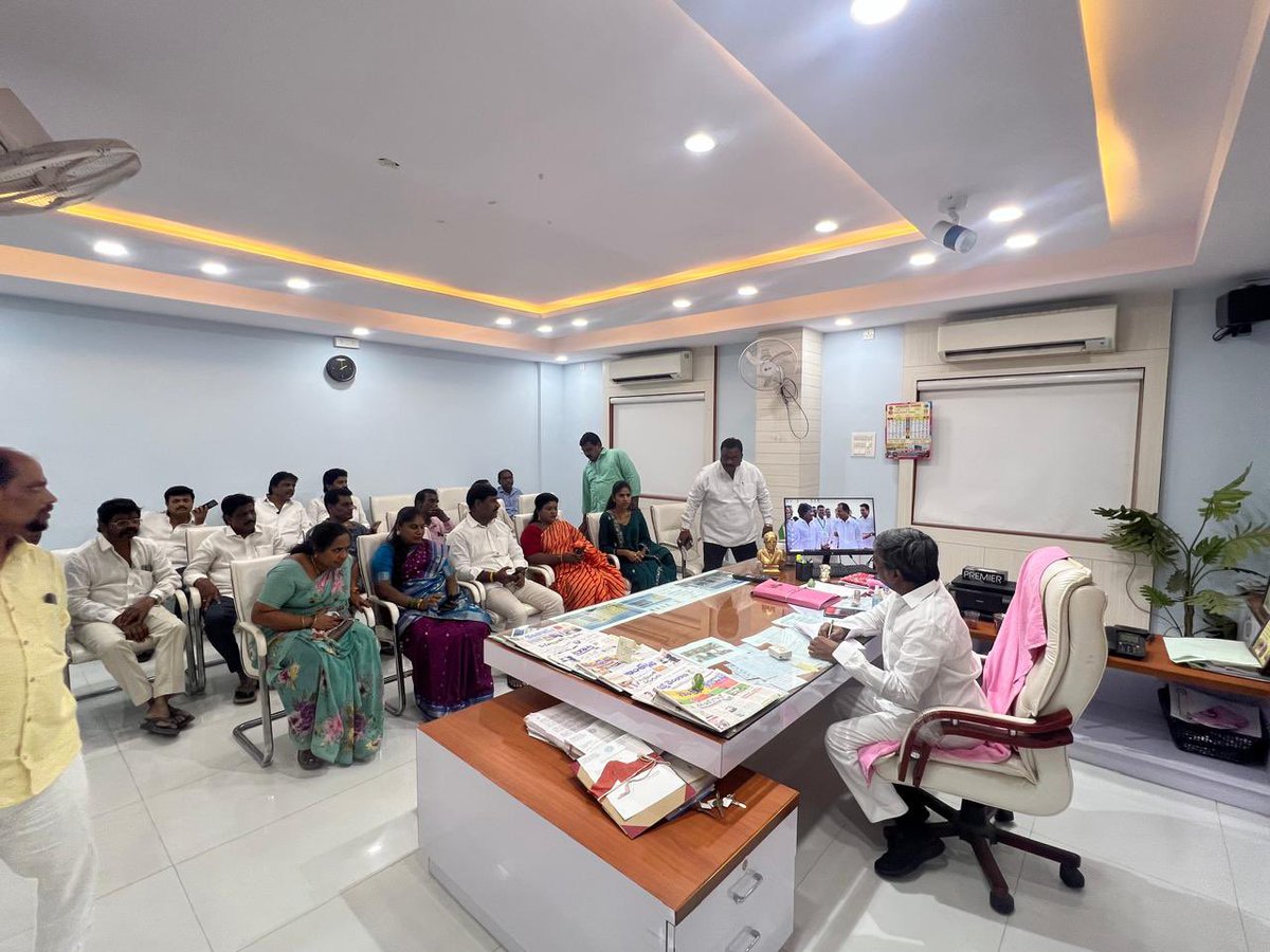 KandiShailaja's tweet photo. ఎమ్మెల్యే క్యాంపు కార్యాలయం సీతాఫల్మండి లో ఎమ్మెల్యే పద్మారావు గారి సమావేశం లో పాల్గొనడం జరిగింది.వెయ్యి రోజుల  విఫల కాంగ్రెస్ ప్రభుత్వ పాలన పై నిరసన కార్యక్రమాలు సెప్టెంబర్ 2వ తేదీ నుంచి 7వ తేదీ వరకు సికింద్రాబాద్ బీఆర్‌ఎస్ పార్టీ ఆధ్వర్యంలో చేపట్టటం జరుగుతుంది. https://t.co/bCwDvpRLyr