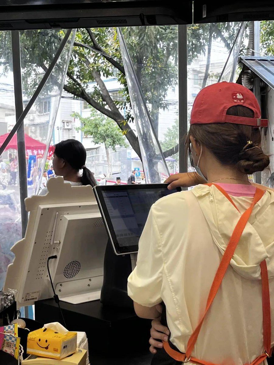 YamiliSK's tweet photo. A stranger noticed I was struggling to carry my groceries and heavy work laptop—didn’t say a word, just stepped in to help me to the bus stop. Small act, huge warmth. #KindnessMatters https://t.co/nj7uhZJcoP