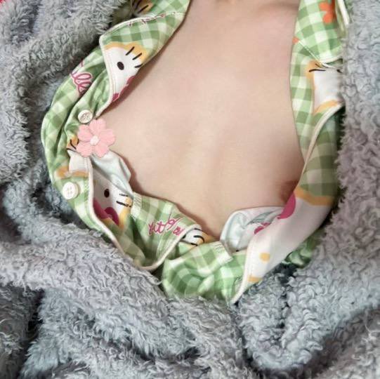 MarkTorressize's tweet photo. 小荷才露尖尖角 虽然贫穷 但有人喜欢的吧 #贫乳 #大一 #母狗 https://t.co/Ss90iE3BxP