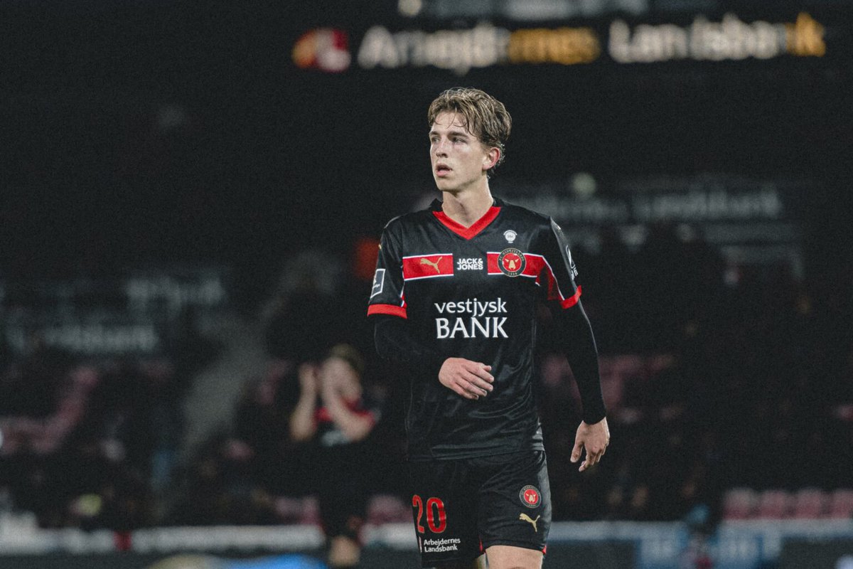 oranjefussball's tweet photo. #AZ verpflichtet Valdemar #Byskov: Das dänische Offensivtalent kommt vom FC Midtjylland. Der 21-jährige unterschreibt bis 2031. Der U21-Nationalspieler soll das Mittelfeld auf der 8 und 10 verstärken. Er bringt Erfahrung aus über 100 Profieinsätzen mit. https://t.co/LROVZogbZI