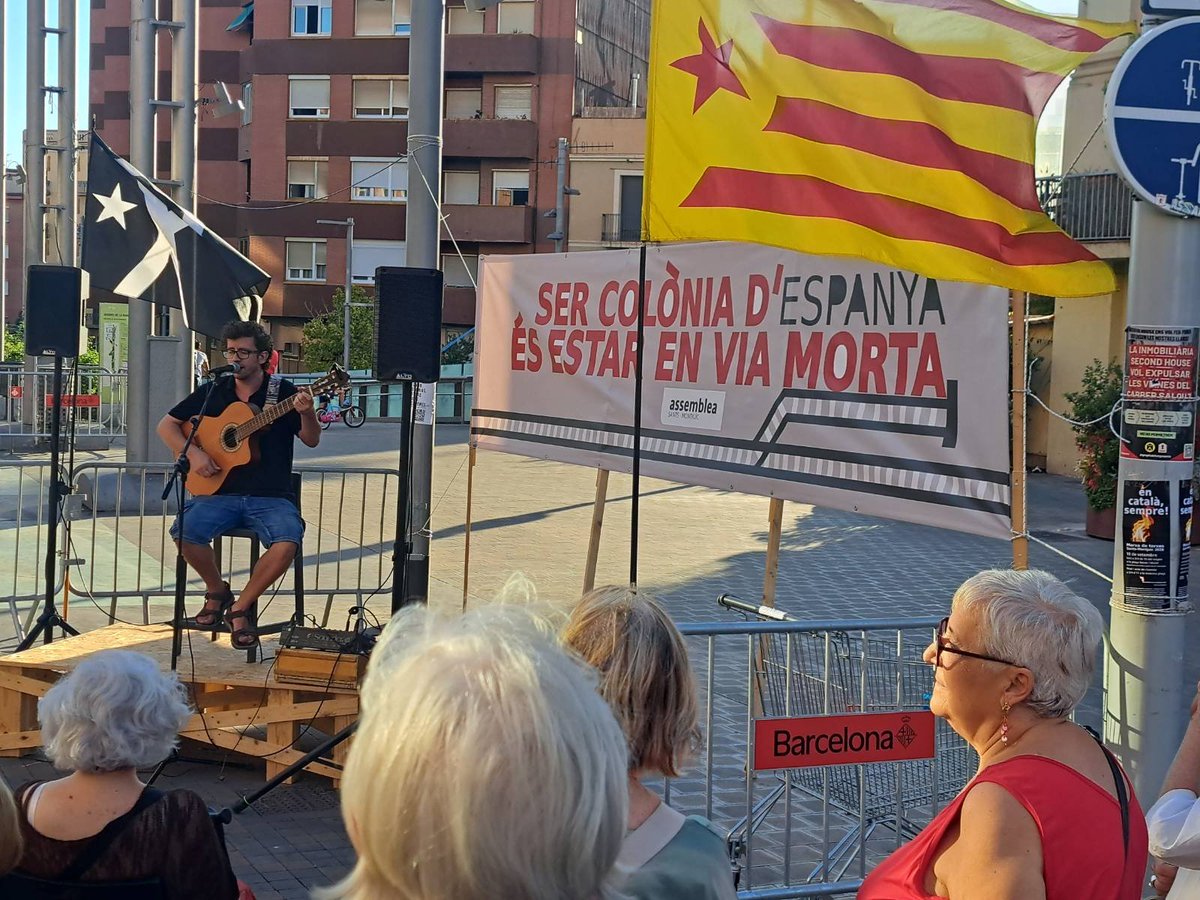 assembleasmxi's tweet photo. A la Pl Torres Casanova, amb la rumba em català de Marcel Marimon, per cloure la Festa Major de #Sants! https://t.co/5xxW2OKUqu
