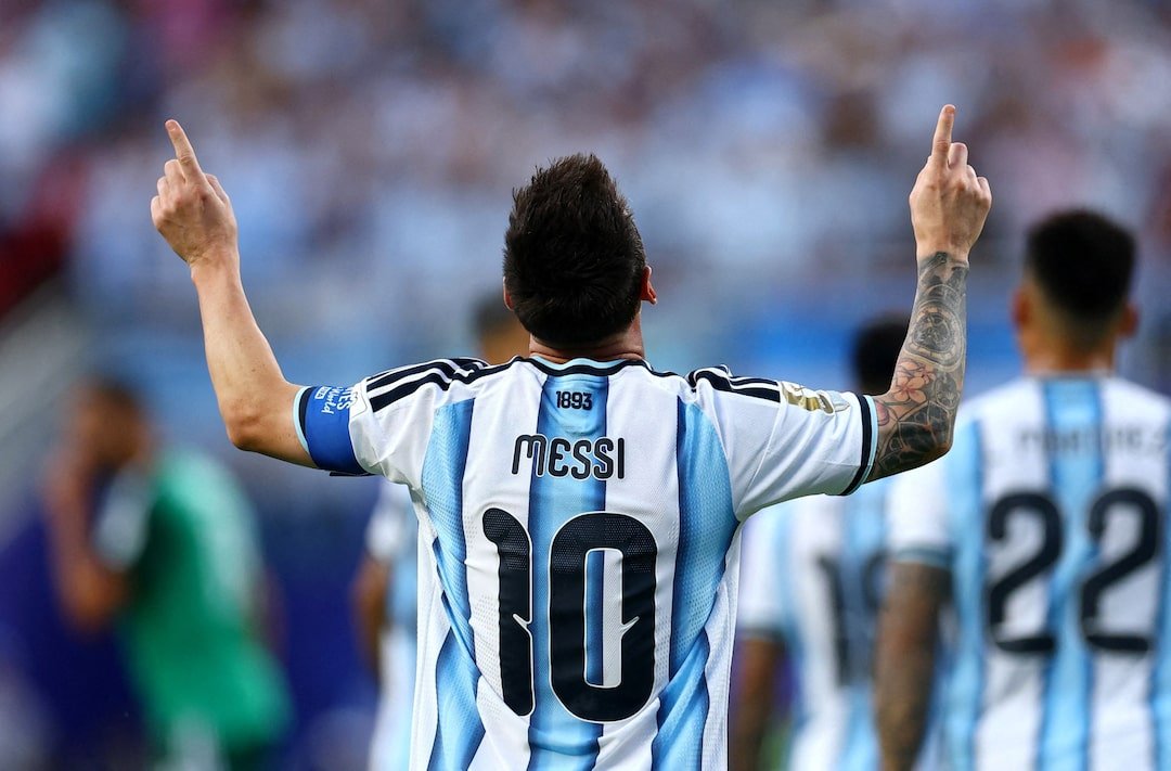 Thisumi101's tweet photo. Thank you for the unforgettable memories, Legend ❤️
Winning the World Cup on my birthday in 2022 was the greatest gift ever for me as a Messi fan🏆🇦🇷
Watching you lift that trophy was a dream come true 🥹

Happy retirement, Messi 🐐❤️ 

#messiretirement #Messi #Argentina https://t.co/Mg6yoKbNW3