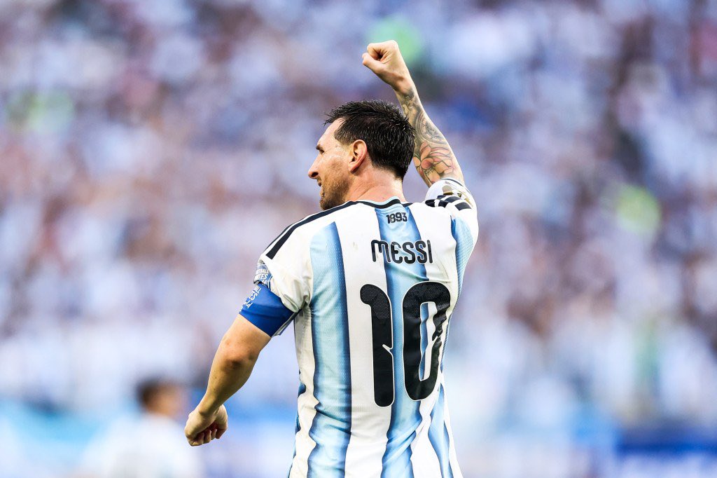 freakin_snow's tweet photo. Mauro Icardi posted a video few  hours after Lionel Messi announced his retirement from international football;

“Good luck to you Messi on your next chapter, you accomplished a lot for Argentina. To many people you are  “The GOAT” but to me you were the obstacle that blocked me from representing my dear country Argentina”

“Now this is The End for you in the national team, maybe I may get another chance to wear the Argentina jersey.  Our personal choices in life shouldn’t affect football. I have the right to love any woman I want, but you judged me for falling in love and punished me. That should not happen”