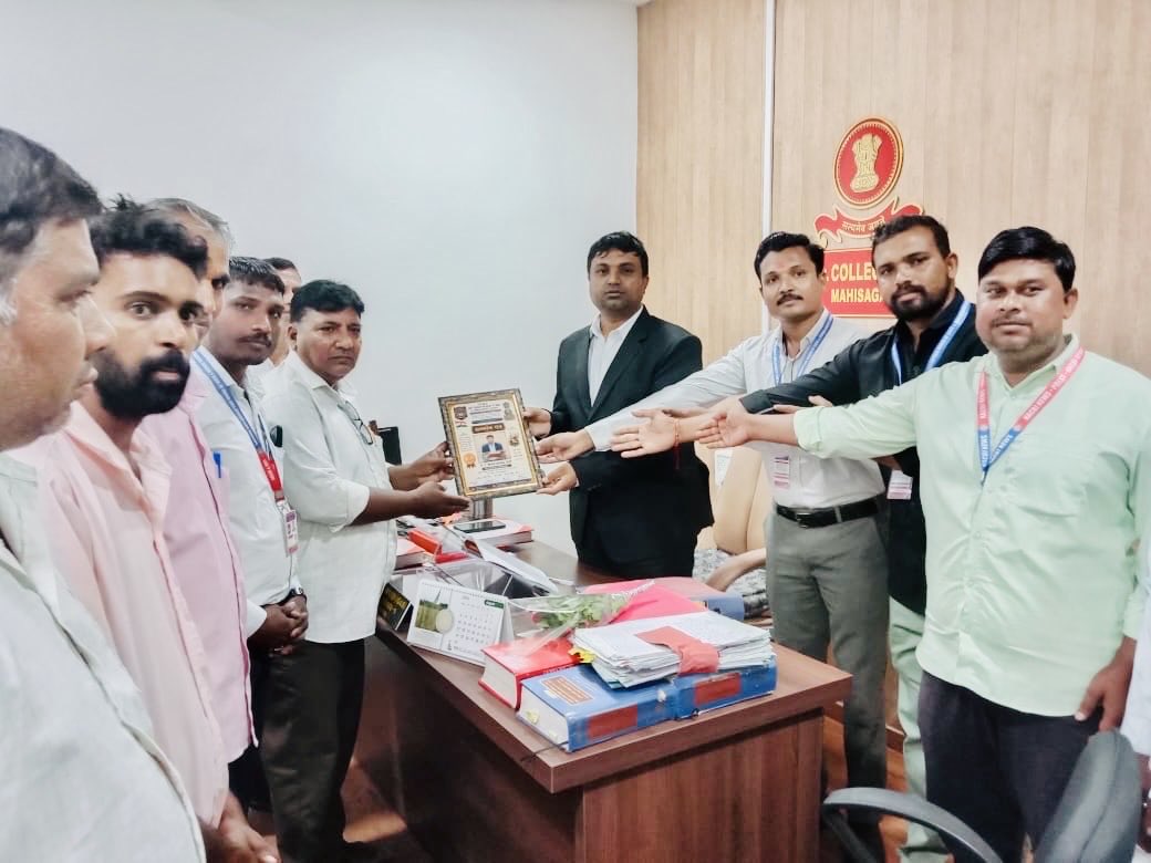 hareshmakw's tweet photo. મહીસાગર જિલ્લામાં ફરજ પર હાજર થયા બાદ રૂબરૂ મળીને, ફોન દ્વારા તેમજ Facebook અને અન્ય સોશિયલ મીડિયા માધ્યમોથી શુભેચ્છાઓ પાઠવીને જે સૌએ મીઠો આવકાર અને હૃદયપૂર્વકનો સ્નેહ આપ્યો, તે બદલ મહીસાગર જિલ્લાના તમામ નાગરિકોનો હૃદયપૂર્વક આભાર. https://t.co/nTvMVhnSBZ