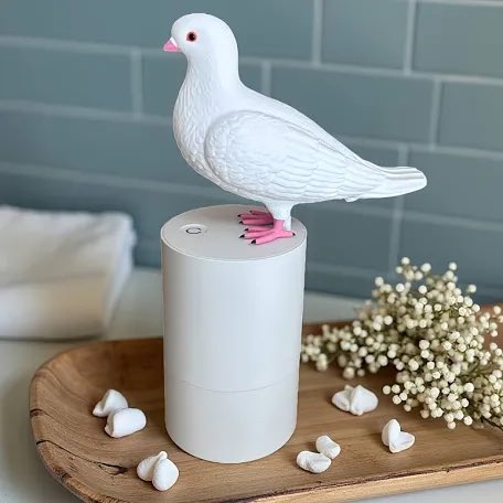 valemarwav's tweet photo. La decoración de esa casa es lo más surrealista q he visto lol en el baño había la foto de white chicks en el baño y el dispensador de jabón era una Paloma 😀, había mil cuadros de pinturas (q estaba lindos) pero muy extraña esa casa. https://t.co/hcpVamh1CI
