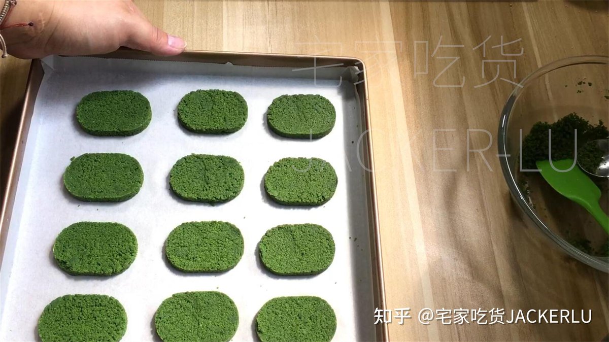 maillavin2's tweet photo. Just shared a bag of crispy matcha cookies with my desk mate—snacks are always better when split! https://t.co/2n8WC2MplE