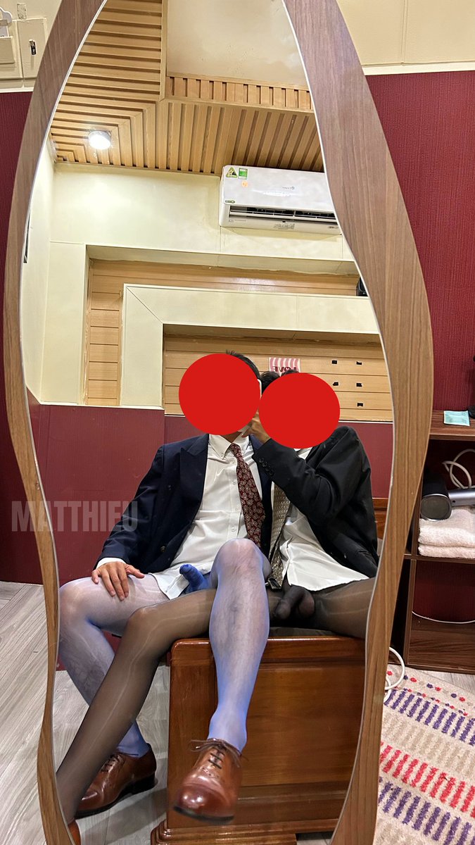 matthieuelois's tweet photo. Hai anh văn phòng ăn mặc chỉn chu, lịch sự nhưng đâu ai biết dưới lớp quần tây là hai chiếc quần tất có vòi, cởi quần tây ra là thấy rõ hai con cặc đang chỉa lên bởi sự dâm đảng của hai con đĩ đực đang mân mê cơ thể của nhau 😈 https://t.co/qXArM9HrSQ