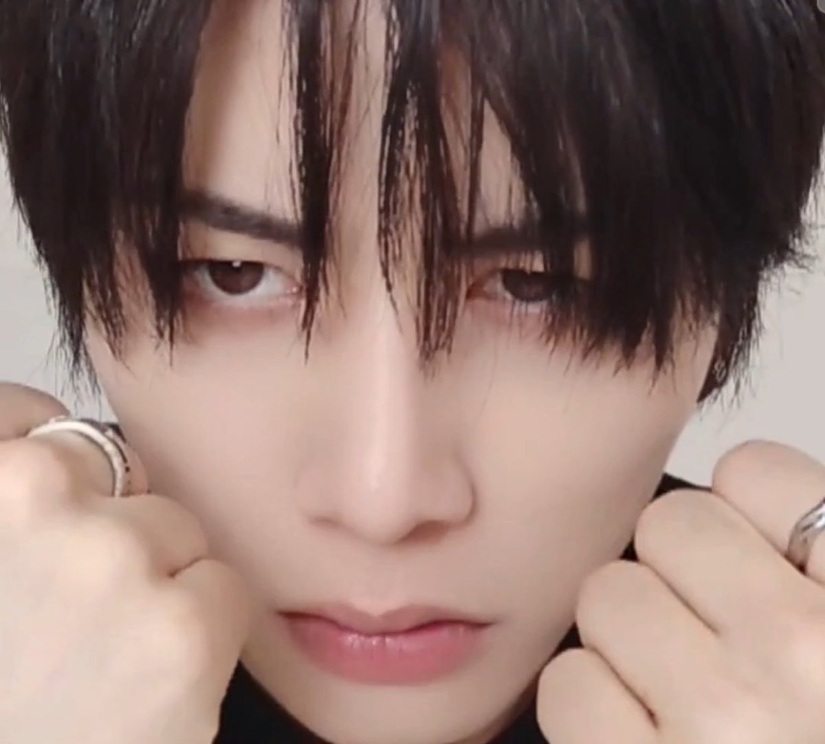 seronode's tweet photo. mirip banget ampun gakuat 😭😭😭😭😭😭 https://t.co/UwlpbfQDm6