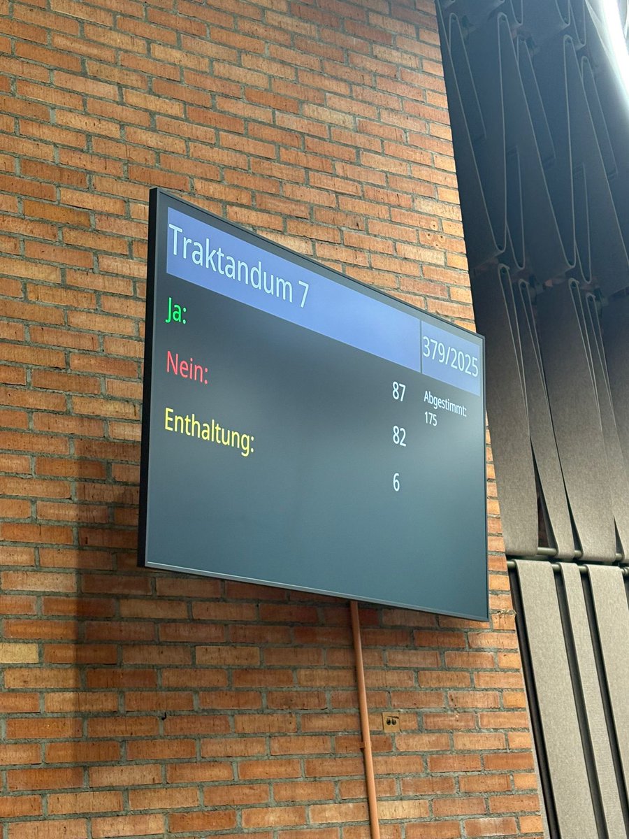 reneisler's tweet photo. Freude herrscht! Der @kantonsrat_zh hat sich soeben mit 87: Ja-Stimmen für ein Kopftuchverbot an Zürchern Schulen ausgesprochen und somit die Motion der @svpzh überwiesen! Lehrerinnen u. Schülerinnen müssen somit das Kopftuch ablegen, wenn sie die Schule betreten. https://t.co/SJTyKKsXFj