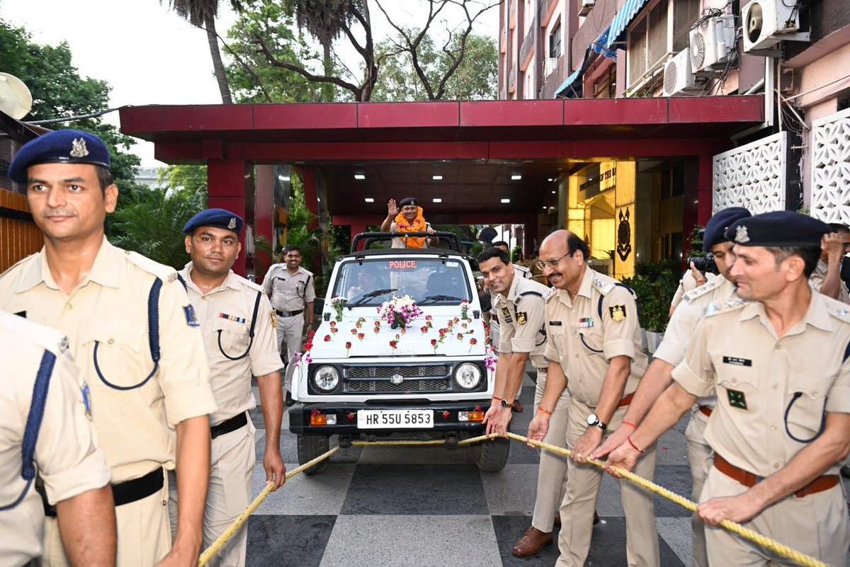 desi_thug1's tweet photo. ‘Force doesn’t care for jawans’? Sit down. 

Ct/Peon Kamlesh Goswami of CRPF FHQ got a grand farewell from @gpsinghips Sir himself, IGs standing right there

From peon to the top - that’s family. Real camaraderie https://t.co/z3JE8SHdnK