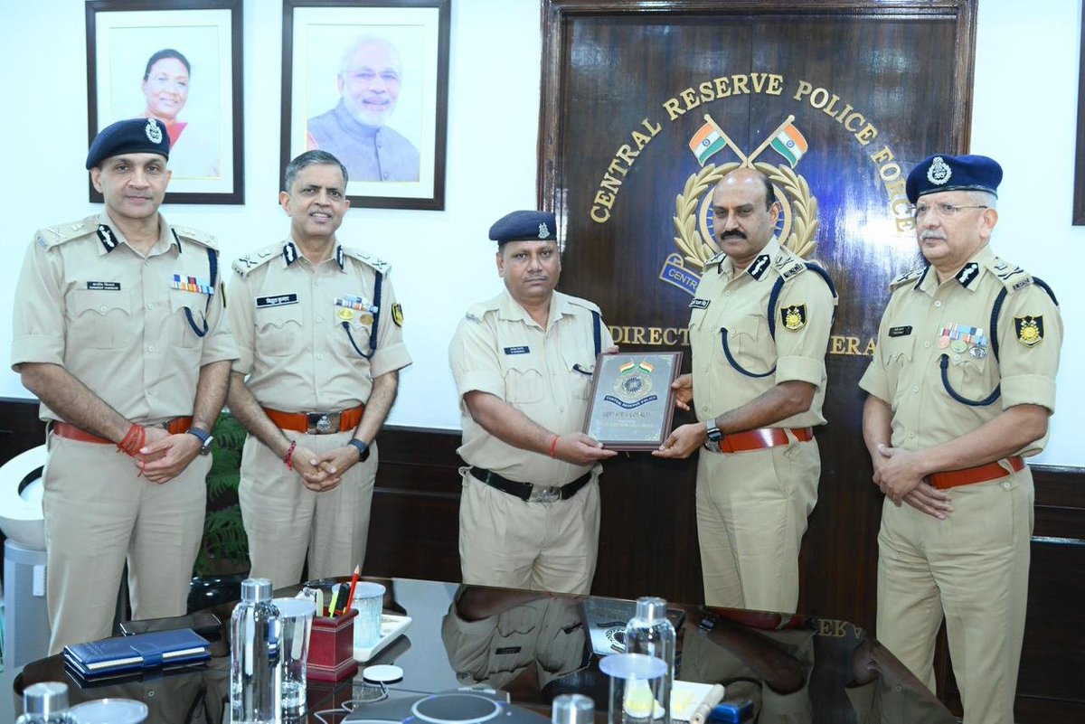 desi_thug1's tweet photo. ‘Force doesn’t care for jawans’? Sit down. 

Ct/Peon Kamlesh Goswami of CRPF FHQ got a grand farewell from @gpsinghips Sir himself, IGs standing right there

From peon to the top - that’s family. Real camaraderie https://t.co/z3JE8SHdnK