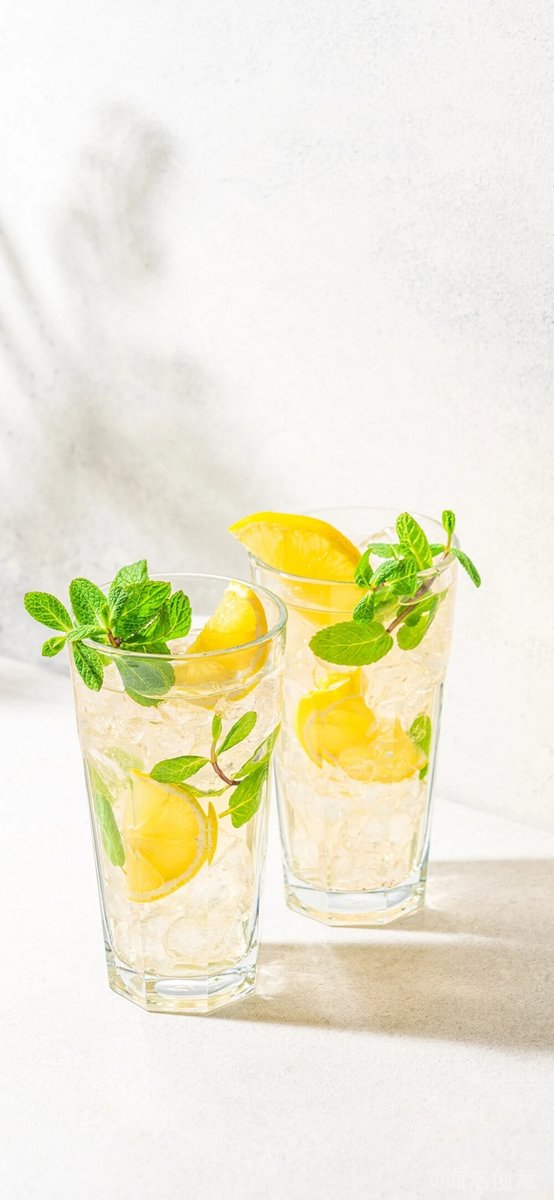 ChristineVerda's tweet photo. Summer’s iced honey lemon mint tea: steep black tea, add fresh lemon juice, 1 tsp honey, a handful of muddled mint, and ice. Refreshing, only 5 mins to make!， https://t.co/h5UhX3li0V