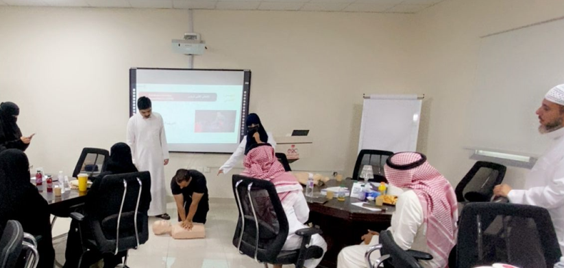 sshhs_sa's tweet photo. 🩺 وتدرب المشاركون على عدد من المهارات التي يحتاجها المرافق في المنزل، منها:

قياس ضغط الدم والسكر ودرجة الحرارة
التعامل مع أجهزة الأكسجين والشفط
ملاحظة العلامات التحذيرية
التواصل مع الفريق الصحي https://t.co/ogw48FhRRd