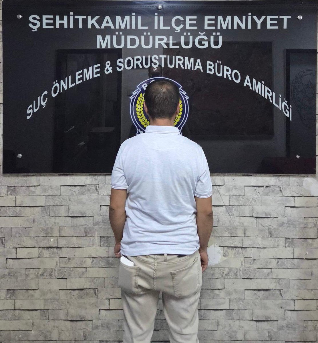 gazianteppolis's tweet photo. Şehitkamil İlçe Emniyet Müdürlüğü ekiplerimizce Tehdit suçundan 2️⃣7️⃣ yıl 9️⃣ ay hapis cezası bulunan şüpheli ile Uyuşturucu Madde Ticareti Yapmak suçundan 1️⃣2️⃣ yıl 6️⃣ ay hapis cezası bulunan şüpheli yakalanmıştır. 

Suçluları yakalamakta kararlıyız.

#GüvenliŞehirGaziantep
#GaziantepEmniyet