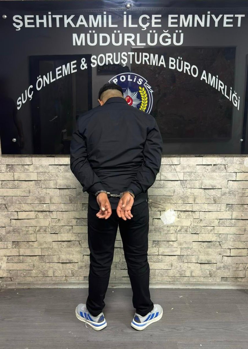 gazianteppolis's tweet photo. Şehitkamil İlçe Emniyet Müdürlüğü ekiplerimizce Tehdit suçundan 2️⃣7️⃣ yıl 9️⃣ ay hapis cezası bulunan şüpheli ile Uyuşturucu Madde Ticareti Yapmak suçundan 1️⃣2️⃣ yıl 6️⃣ ay hapis cezası bulunan şüpheli yakalanmıştır. 

Suçluları yakalamakta kararlıyız.

#GüvenliŞehirGaziantep
#GaziantepEmniyet