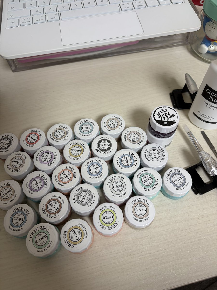syuumoni's tweet photo. 使用しているのは　ネイル工房のクレイジェル❗️
白のなくなる速さがすごい
無い色は混ぜて作ってるけどそろそろ買い足します。 https://t.co/tSZIwKMvNr