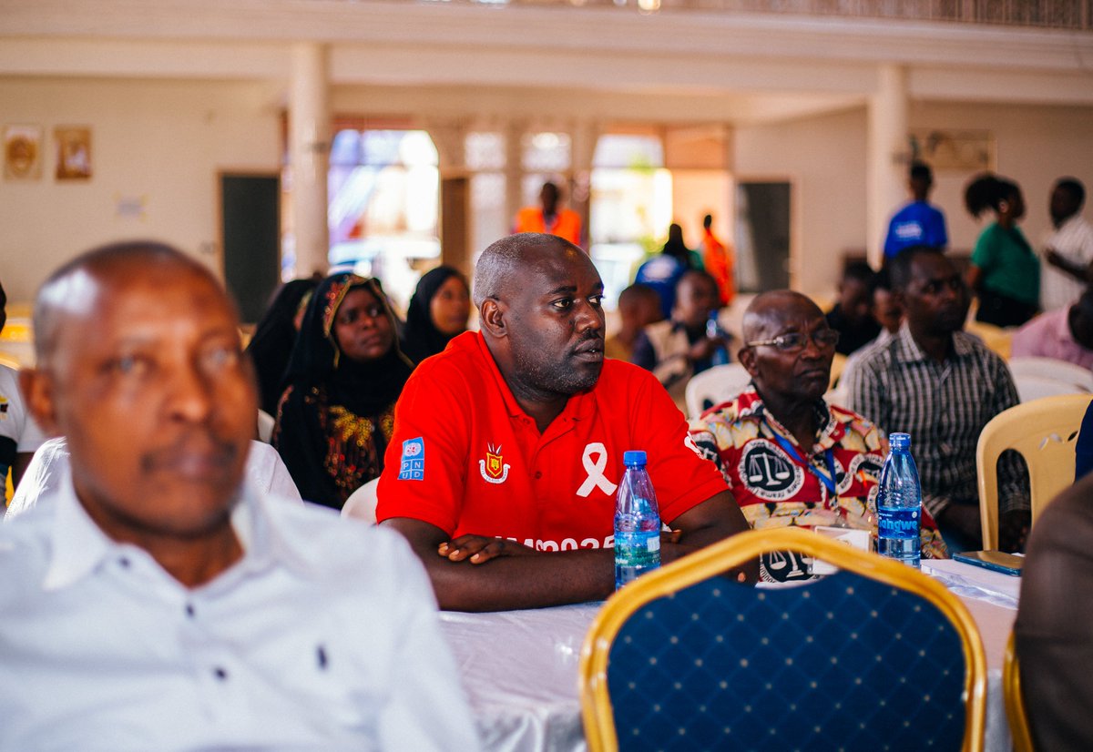 IrisNews_'s tweet photo. 📍 Vendredi 31 août, les responsables de @ONEAFRICAIF  Fund (#1AIF) ont rencontré des acteurs économiques et la population de #Butanyerera dans le cadre de la tournée de mobilisation de l’épargne privée afin de financer le futur marché de #Bujumbura.

💰 Pour @FabsVision, à la tête du fond, le Burundi ne peut éternellement compter sur les financements extérieurs. Il faut créer ses propres mécanismes d’investissement. 1AIF se veut ainsi un « véhicule idoine », un projet « transformateur révélé par Dieu à nous », selon ses mots.

📑 Mais investir, c’est aussi encadrer. Le promoteur @fabsvision assure que 1AIF fonctionne sur la base d’un « prospectus » validé par les instances habilitées. Africa Dream Assets (ADA) assure la gestion du fonds, @bancobu  la conservation des actifs et l’@ARMC_Bdi la régulation du marché des capitaux. Lire 🔗 https://t.co/iEcBAtbdPx

#Burundi #Economie #Investissement #IrisNews