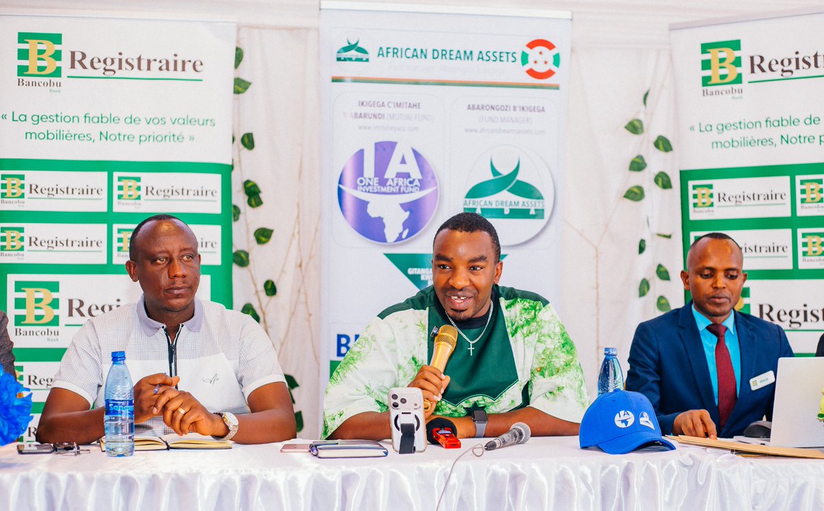 IrisNews_'s tweet photo. 📍 Vendredi 31 août, les responsables de @ONEAFRICAIF  Fund (#1AIF) ont rencontré des acteurs économiques et la population de #Butanyerera dans le cadre de la tournée de mobilisation de l’épargne privée afin de financer le futur marché de #Bujumbura.

💰 Pour @FabsVision, à la tête du fond, le Burundi ne peut éternellement compter sur les financements extérieurs. Il faut créer ses propres mécanismes d’investissement. 1AIF se veut ainsi un « véhicule idoine », un projet « transformateur révélé par Dieu à nous », selon ses mots.

📑 Mais investir, c’est aussi encadrer. Le promoteur @fabsvision assure que 1AIF fonctionne sur la base d’un « prospectus » validé par les instances habilitées. Africa Dream Assets (ADA) assure la gestion du fonds, @bancobu  la conservation des actifs et l’@ARMC_Bdi la régulation du marché des capitaux. Lire 🔗 https://t.co/iEcBAtbdPx

#Burundi #Economie #Investissement #IrisNews