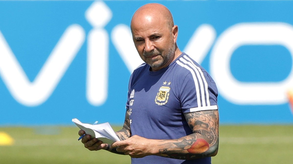 Joacmillo's tweet photo. Haber desperdiciado un Mundial de Messi con 31 años con este tipo en el banco es de las peores cosas que hicimos. https://t.co/Il6GTtE8LV