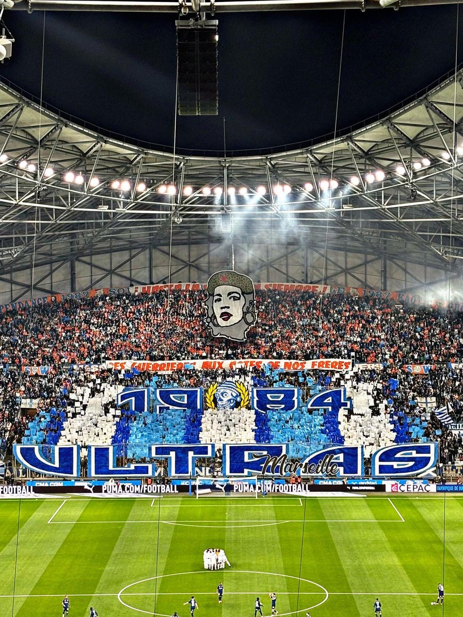 pallonatefaccia's tweet photo. 🇫🇷 Ieri gli ultras dell'Olympique Marsiglia hanno ricordato con una coreografia Tamara Bunke Bider, guerrigliera argentina che combatté in Bolivia al fianco di Che Guevara, uccisa il 31 agosto 1967.

"Hasta la victoria siempre! Le guerriere al fianco dei nostri fratelli"

👇 https://t.co/YoxFAyHc5G