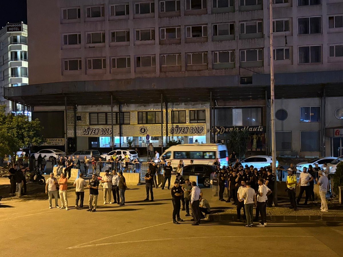 HaticeKuytul2's tweet photo. Abluka altına alındık. Diğer günlerden çok farklı. Büyük bir hazırlıkla gelmişler. Adana emniyeti müdahaleye hazırlanıyor gibi..
Şimdi soruyorum
Yaptığımız suç ise bugüne kadar neden göz yumdunuz?
Yaptığımız suç değilse bugün neden böyle?
Talimatla yönetildiğinizin delili bu!! https://t.co/xY6ZEEVKZt