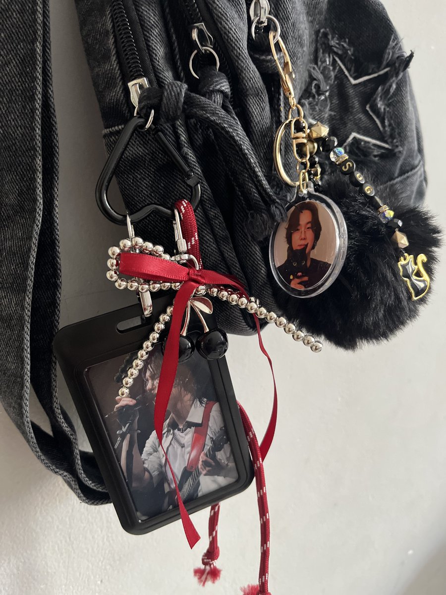 Pandsae's tweet photo. GENTE MINHA BOLSA DO SHOW CHEGOU ( sou muito yoongina amooooo https://t.co/NZ3qkcLirx