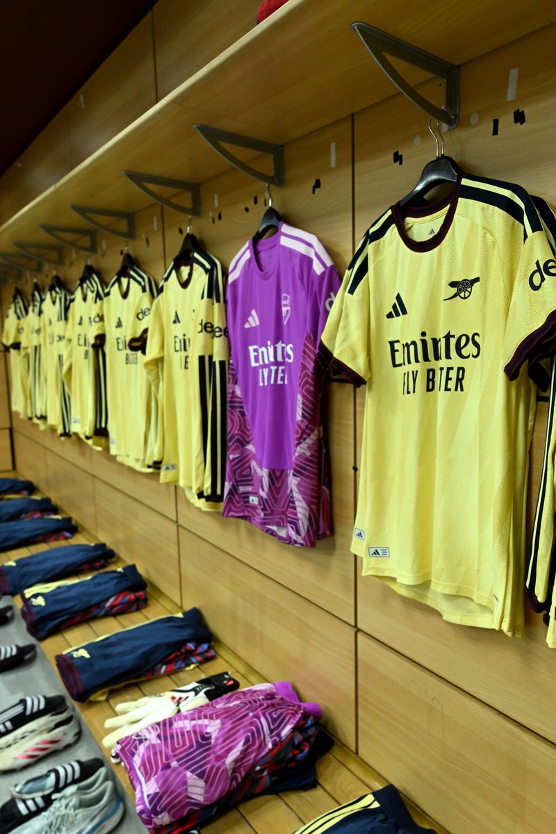 Arsenal's tweet photo. A Premier League debut for our third kit ✨ https://t.co/oo2IpgDWyK