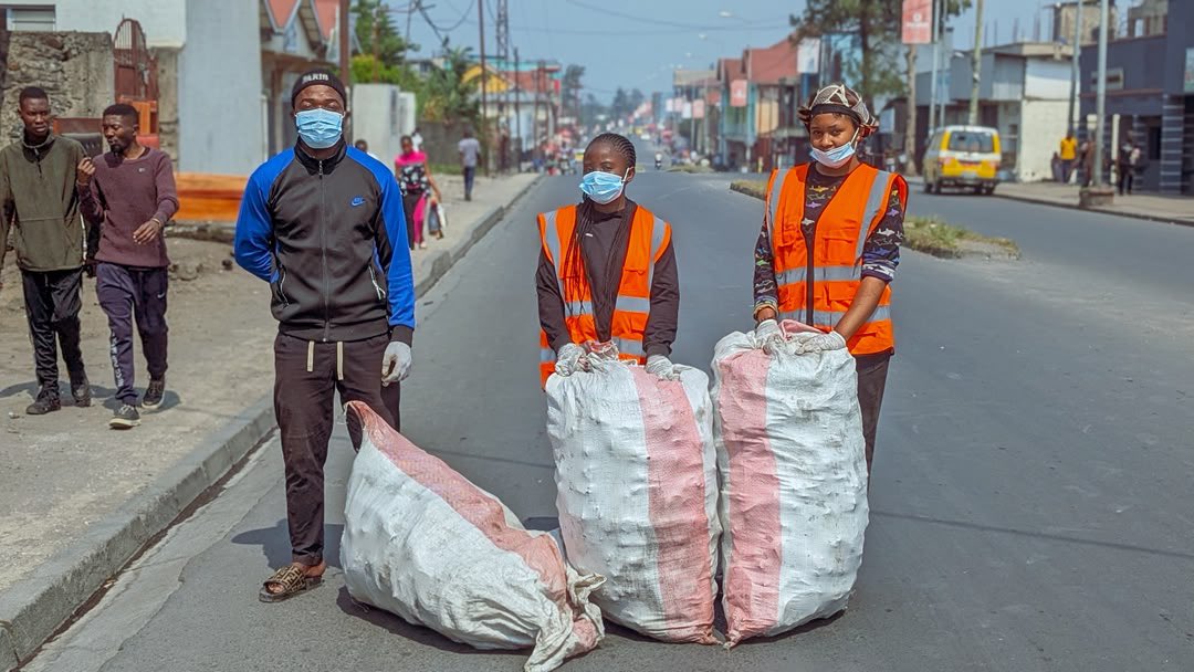 UmojaVision's tweet photo. Les bouteilles plastiques récoltées chaque samedi par U.V. ont désormais une seconde vie. À l’issue de 3 jrs de formation théorique et d’1 semaine de pratique, l’équipe a appris à les transformer en pavés écologiques.
Des déchets transformés en solutions durables✅
#Environnement https://t.co/tyIT2Haovs