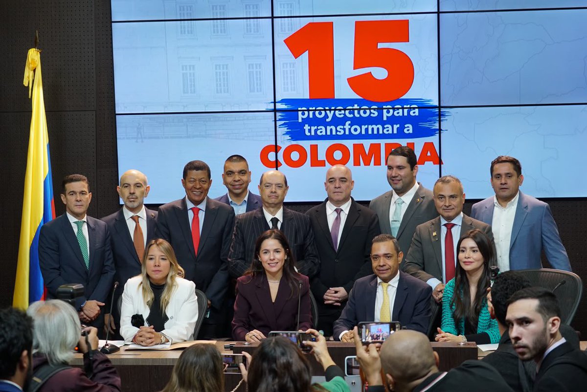 ProfeGonzalezH's tweet photo. Hemos radicado un proyecto de ley, de nuestra autoría, para reforzar la Cátedra de Paz en todos los Colegios y luchar contra el aumento en más del 200% en la violencia escolar 🕊️.

Se implementaría una hora semanal o 40 anuales, donde no solo se buscará una formación teórica; sino una guía efectiva para que, desde preescolar hasta bachillerato, se formen los niños y jóvenes en habilidades como diálogo, empatía, participación, reconciliación, resolución de conflictos y convivencia. 

El proyecto no busca crear una Cátedra de cero, sino tomar la existente en la Ley 1732 de 2014, y la refuerza para que tenga un mayor impacto en la convivencia escolar y, en el futuro, en la convivencia en sociedad en Colombia. 

El proyecto inicia su trámite legislativo, junto al paquete de 15 proyectos de ley que presentamos como la Bancada del @PCambioRadical.