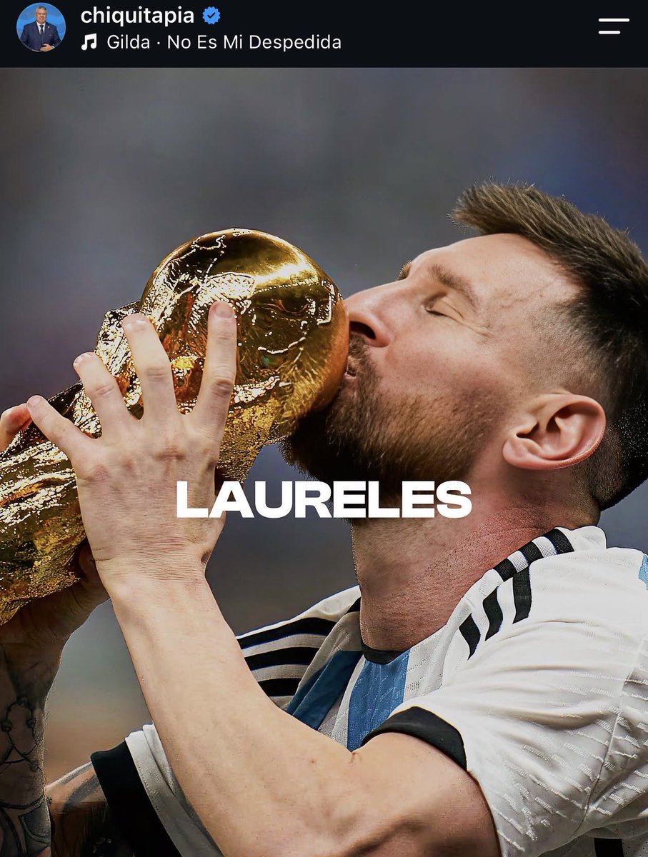 M10GOAT's tweet photo. رسالة الوداع من رئيس الإتحاد الأرجنتيني كلاوديو تابيا إلى الأفضل في التاريخ ليو ميسي بعد قرار إعتزاله دوليًا:

"كابتن أحلامنا. ذلك الفتى، البرغوث، وذلك الكائن الفضائي الذي جعل ما بدا مستحيلًا مرات كثيرة أمرًا ممكنًا.

ماذا يمكن أن نطلب منك أكثر يا ليو؟

ربما شيئًا واحدًا فقط: أن تبقى خالدًا.

لأن الأرجنتيني لا يفهم معنى السنوات، بل يفهم معنى الخلود. وأنت أصبحت بالفعل جزءًا من خلودنا. أصبحت أسطورة هذه الأرض، وأسطورة منتخبنا، وأسطورة كرة القدم العالمية.

الحديث عنك كلاعب، في هذه المرحلة، لم يعد كافيًا. كل ما يمكن أن نقوله عن كرة قدمك قيل بالفعل، ومع ذلك، لا تكفي الكلمات أبدًا.

لذلك، اليوم أفضل أن أتحدث عن الإنسان. عن الزميل.

عن القائد. عن المحترف. عن الصديق. عن ذلك الرجل الذي كان حاضرًا دائمًا، في الأوقات الجيدة، وبالأخص في الأوقات السيئة. عن الذي تحمّل الظلم، ونهض مرة تلو الأخرى، ولم يتوقف أبدًا عن اختيار القميص نفسه.

كم مرة أسعدت أرجنتينيًا؟

كم شخصًا ساعدت في صمت؟

كم دمعة حوّلتها إلى عناق؟

وكم طفلًا أراد أن يصبح ميسي بعد أن شاهدك تلعب؟

جعلتنا نؤمن بالسحر يا ليو. وربما لهذا السبب يصعب علينا تقبّل أن الزمن يمر عليك أنت أيضًا. لقد رأيناك تفعل أشياء مستحيلة كثيرة، حتى انتهى بنا الأمر إلى تصديق أنك لا تُهزم ولا يطالُك الزمن.

المقر التدريبي يحمل اسمك لأنه بيتك. وقميص منتخب الأرجنتين هو رايتك. وحب شعبنا لك أصبح أبديًا." 🇦🇷❤️