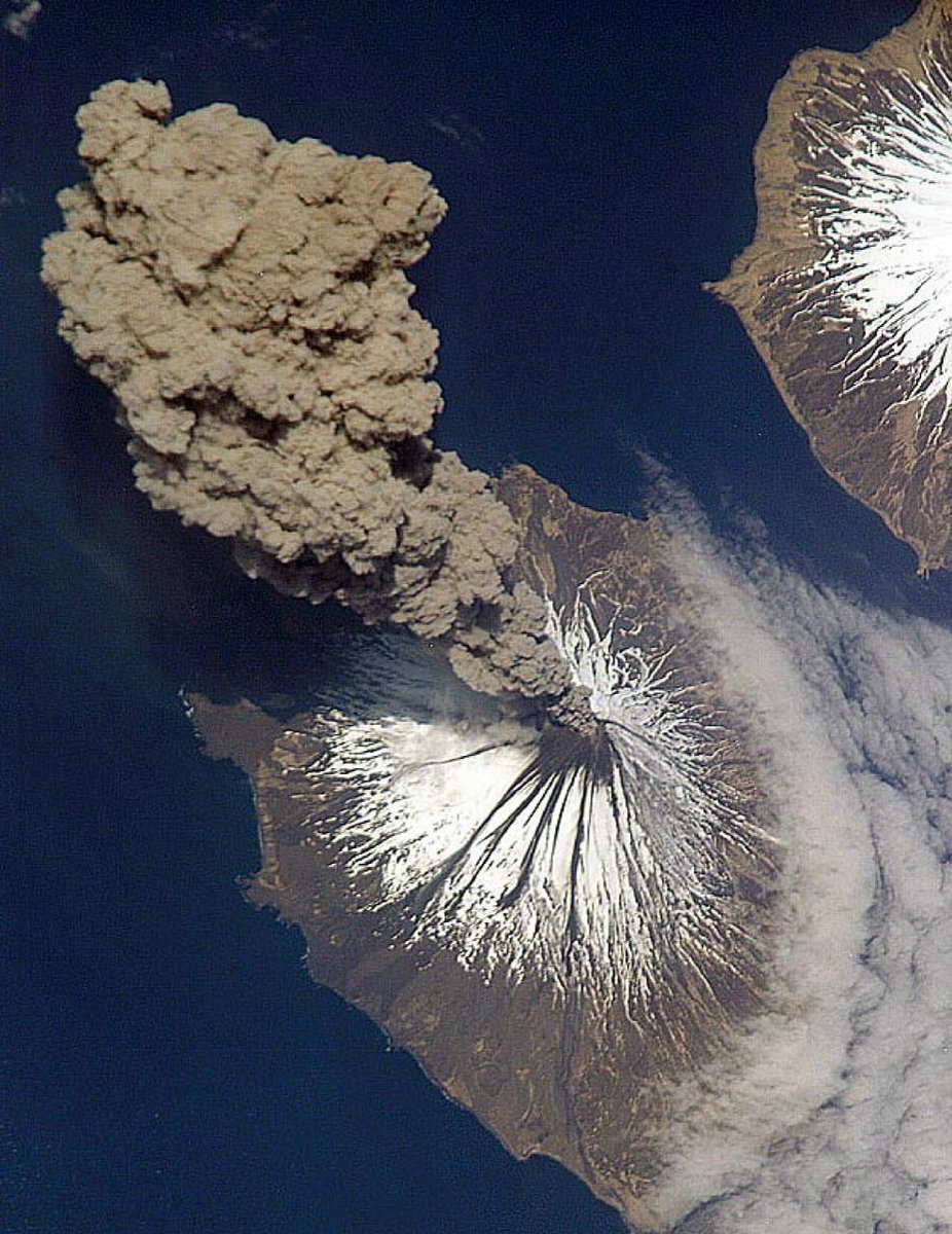 konstructivizm's tweet photo. Mount Cleveland from space: the planet's power from an altitude of 400 km 🌋

A shot from the International Space Station captured the moment of an ash eruption from an active stratovolcano in Alaska. https://t.co/256ntHCaio
