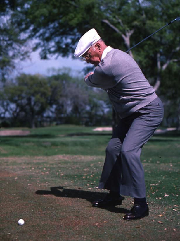 TheGolfDivoTee's tweet photo. In spite of his failing eyesight, 74 year old Ben Hogan still enjoyed hitting golf balls every day at Shady Oaks - https://t.co/Tzu0GikKZL