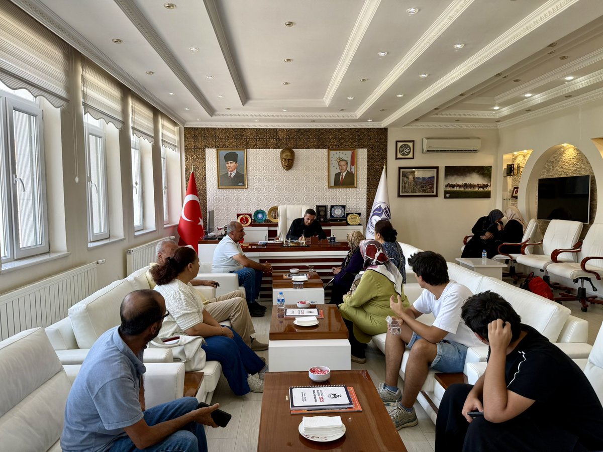hasanulutasbb's tweet photo. Bizleri ziyarete gelen kıymetli hemşehrilerimizi belediyemizde misafir ederek taleplerini dinledik.

Nazik ziyaretleri için kendilerine teşekkür ediyorum. https://t.co/5XYyjB3Fkw