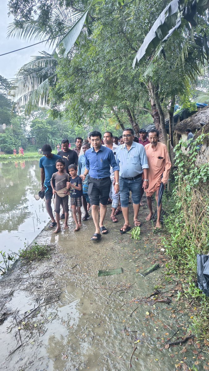 DMBaleshwar's tweet photo. @DMBaleshwar and Sub-Collector, Bls visited flood-affected areas of Jaleswar Block and interacted directly with affected families.They went door-to-door to assess the damage caused to houses and understand the challenges faced by the affected population
@IPR_Odisha 
@CMO_Odisha https://t.co/DncjsrpDFf