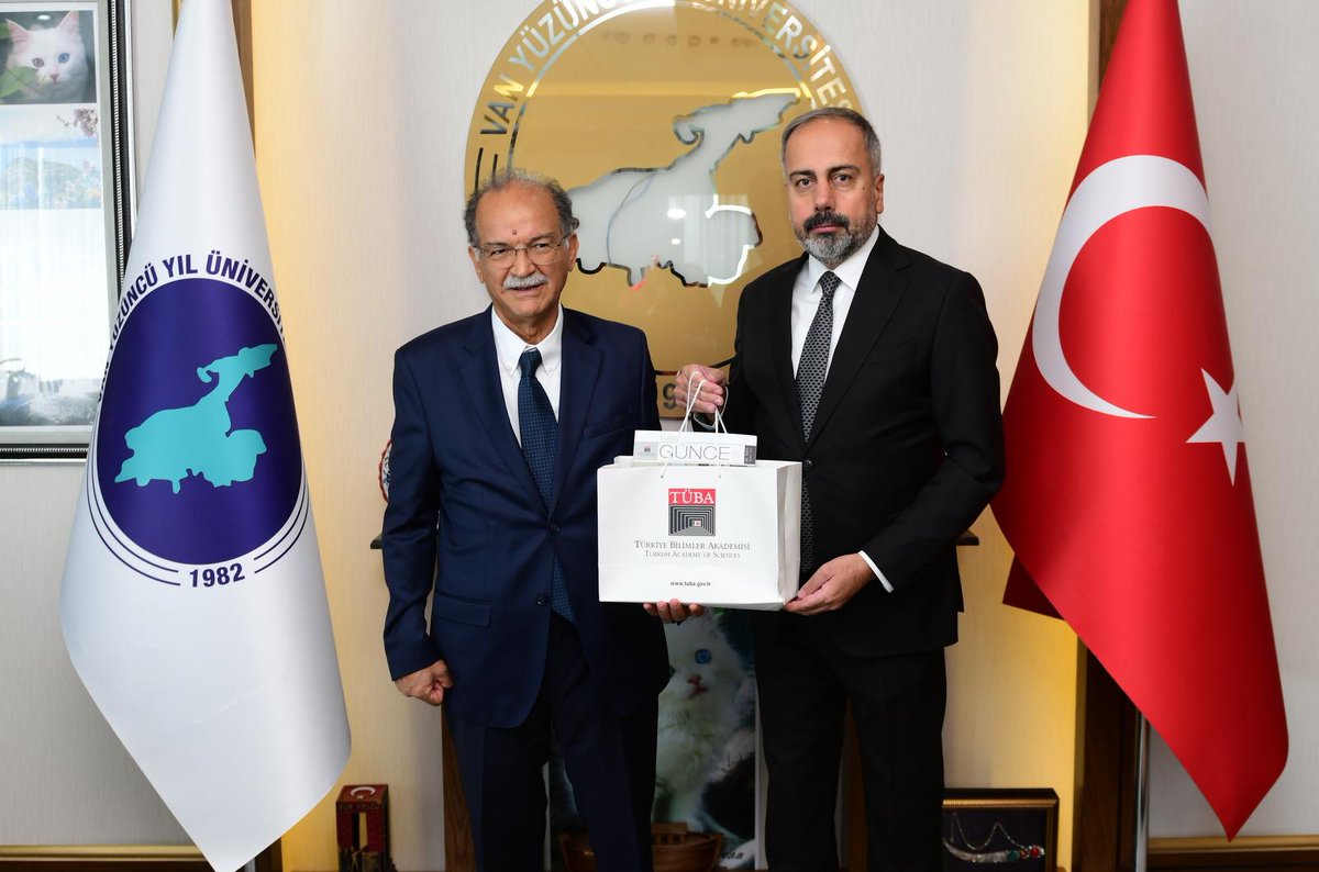 HaberVANYYU's tweet photo. TÜBA Üniversite Konferansları kapsamında “Moment Metoduna Giriş” başlıklı konferansı gerçekleştirmek üzere üniversitemizde bulunan TÜBA Şeref Üyesi, İstanbul Medipol Üniversitesi Öğretim Üyesi ve ASELSAN Yönetim Kurulu Başkanı Sayın Prof. Dr. Ercümend Arvas ile ASELSAN Teknoloji ve Strateji Yönetimi Genel Müdür Yardımcısı Sayın Taha Yücel, Van Yüzüncü Yıl Üniversitesi Rektörü Sayın Prof. Dr. Hamdullah Şevli’yi makamında ziyaret etti.
Gerçekleşen ziyarette; akademik çalışmalar, yükseköğretim alanındaki gelişmeler, bilim ve teknoloji ekseninde yürütülebilecek iş birlikleri ile genç araştırmacılara yönelik çalışmalar üzerine değerlendirmelerde bulunuldu.

@hsevli 
#TÜBA
#TÜBAÜniversiteKonferansları
#ASELSAN
#BilimVeTeknoloji
#AkademikİşBirliği
#Yükseköğretim
#GençAraştırmacılar
#MomentMetodu
#VanYüzüncüYılÜniversitesi
#VanYYÜ