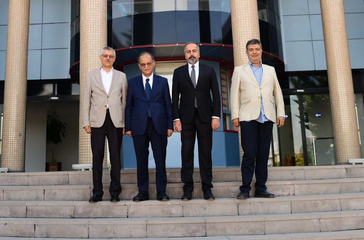 HaberVANYYU's tweet photo. TÜBA Üniversite Konferansları kapsamında “Moment Metoduna Giriş” başlıklı konferansı gerçekleştirmek üzere üniversitemizde bulunan TÜBA Şeref Üyesi, İstanbul Medipol Üniversitesi Öğretim Üyesi ve ASELSAN Yönetim Kurulu Başkanı Sayın Prof. Dr. Ercümend Arvas ile ASELSAN Teknoloji ve Strateji Yönetimi Genel Müdür Yardımcısı Sayın Taha Yücel, Van Yüzüncü Yıl Üniversitesi Rektörü Sayın Prof. Dr. Hamdullah Şevli’yi makamında ziyaret etti.
Gerçekleşen ziyarette; akademik çalışmalar, yükseköğretim alanındaki gelişmeler, bilim ve teknoloji ekseninde yürütülebilecek iş birlikleri ile genç araştırmacılara yönelik çalışmalar üzerine değerlendirmelerde bulunuldu.

@hsevli 
#TÜBA
#TÜBAÜniversiteKonferansları
#ASELSAN
#BilimVeTeknoloji
#AkademikİşBirliği
#Yükseköğretim
#GençAraştırmacılar
#MomentMetodu
#VanYüzüncüYılÜniversitesi
#VanYYÜ