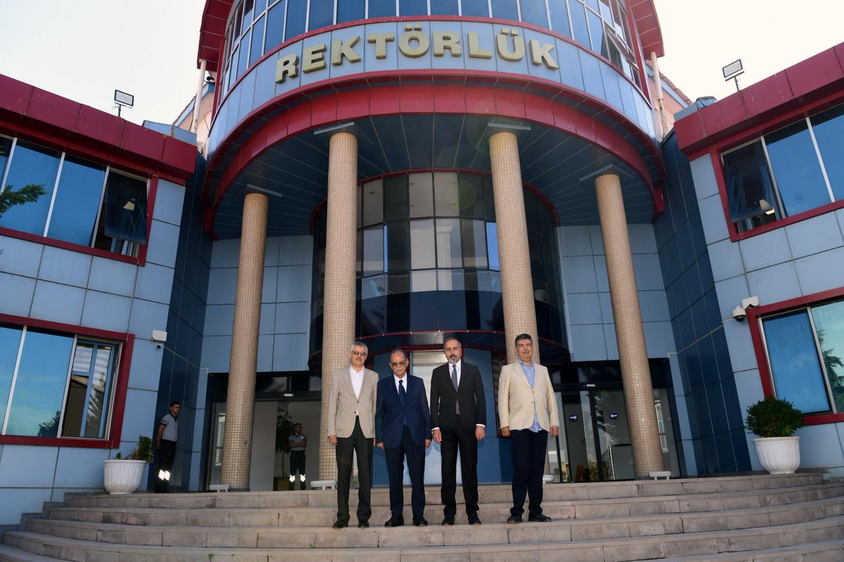 HaberVANYYU's tweet photo. TÜBA Üniversite Konferansları kapsamında “Moment Metoduna Giriş” başlıklı konferansı gerçekleştirmek üzere üniversitemizde bulunan TÜBA Şeref Üyesi, İstanbul Medipol Üniversitesi Öğretim Üyesi ve ASELSAN Yönetim Kurulu Başkanı Sayın Prof. Dr. Ercümend Arvas ile ASELSAN Teknoloji ve Strateji Yönetimi Genel Müdür Yardımcısı Sayın Taha Yücel, Van Yüzüncü Yıl Üniversitesi Rektörü Sayın Prof. Dr. Hamdullah Şevli’yi makamında ziyaret etti.
Gerçekleşen ziyarette; akademik çalışmalar, yükseköğretim alanındaki gelişmeler, bilim ve teknoloji ekseninde yürütülebilecek iş birlikleri ile genç araştırmacılara yönelik çalışmalar üzerine değerlendirmelerde bulunuldu.

@hsevli 
#TÜBA
#TÜBAÜniversiteKonferansları
#ASELSAN
#BilimVeTeknoloji
#AkademikİşBirliği
#Yükseköğretim
#GençAraştırmacılar
#MomentMetodu
#VanYüzüncüYılÜniversitesi
#VanYYÜ